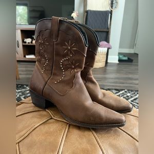 Women’s size 12 Cowgirl Boots